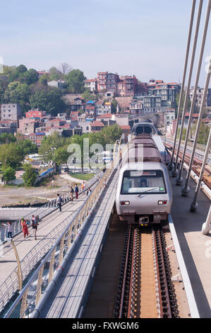 Die neue u-Bahn-Brücke dauerte viele Jahre, zu konstruieren und jetzt kreuzt das Goldene Horn in Istanbul Stockfoto