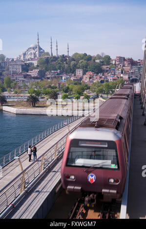 Die neue u-Bahn-Brücke dauerte viele Jahre, zu konstruieren und jetzt kreuzt das Goldene Horn in Istanbul Stockfoto