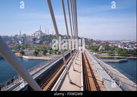 Die neue u-Bahn-Brücke dauerte viele Jahre, zu konstruieren und jetzt kreuzt das Goldene Horn in Istanbul Stockfoto