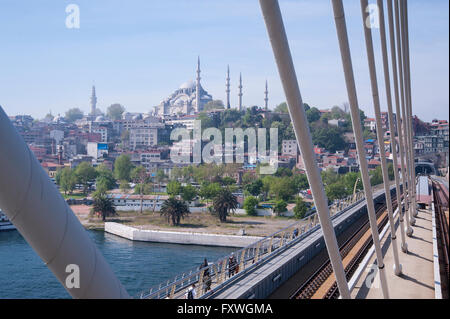 Die neue u-Bahn-Brücke dauerte viele Jahre, zu konstruieren und jetzt kreuzt das Goldene Horn in Istanbul Stockfoto