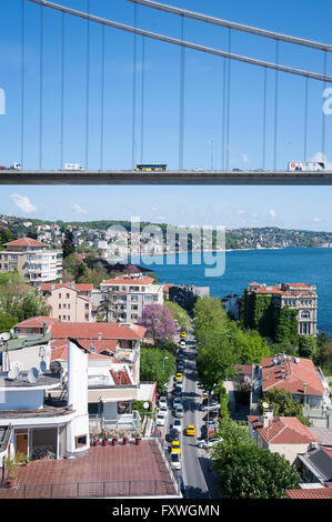Zweiten Bosporus Brücke in Istanbul ist immer voll von Verkehr und hat eine fantastische Aussicht über das Wasser. Stockfoto