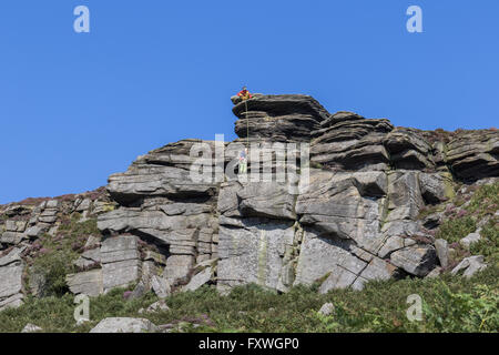 Kletterer auf hohe Neb, dem höchsten Punkt des Stanage Edge, Derbyshire, Großbritannien Stockfoto