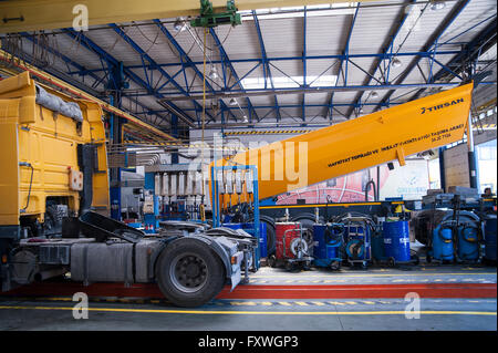 Türkische LKW-Hersteller Tirsan verfügt über einen großen LKW Reparatur Saal wo ihre LKW Wartung und Reparatur erhalten Stockfoto