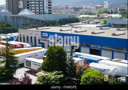 Türkische LKW-Hersteller Tirsan verfügt über einen großen LKW Reparatur Saal wo ihre LKW Wartung und Reparatur erhalten Stockfoto