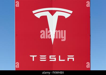 Autohaus Zeichen von Tesla Autos Stockfoto