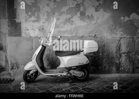 Eine Vespa-Motorroller auf den Straßen von Rom, Italien. Stockfoto