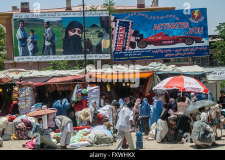 Kabul, Afghanistan. Film-Plakate über den Marktplatz im Zentrum der Hauptstadt. Stockfoto