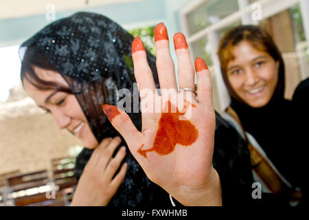 Jugendliche aus Kabul mit Henna Malerei auf ihren Händen. Afghanistan Stockfoto