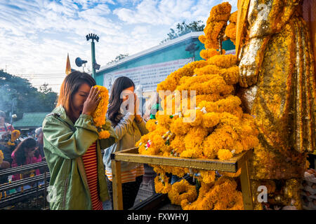 Asien. Thailand, Chiang Mai. Gläubige beten im Tempel. Stockfoto