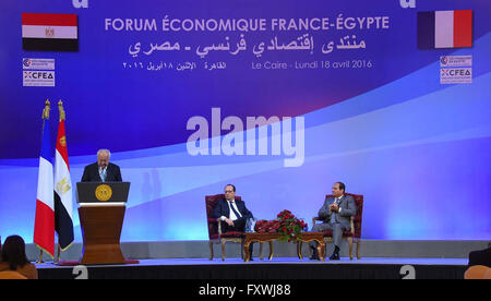 Kairo, Ägypten. 18. April 2016. Der ägyptische Präsident Abdel Fattah al-Sisi (R) klatscht mit seinem französischen Amtskollegen Francois Hollande bei der Eröffnungssitzung des ägyptisch-französische Business Forum in Kairo 18. April 2016 © ägyptische Präsident Büro/APA Bilder/ZUMA Draht/Alamy Live News Stockfoto