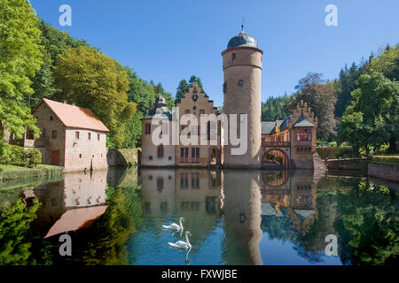 Das Wasserschloss Mespelbrunn liegt in einem isolierten Seitental des Elsava-Tals im Spessart, Bayern, Deutschland. Stockfoto