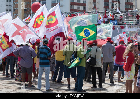 Salvador, Bahia, Brasilien. 17. April 2016. Protest gegen die Absetzung von Brasiliens Präsidentin Dilma Rousseff. Bildnachweis: Andrew Kemp/Alamy Live-Nachrichten Stockfoto