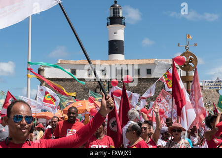 Salvador, Bahia, Brasilien. 17. April 2016. Protest gegen die Absetzung von Brasiliens Präsidentin Dilma Rousseff. Bildnachweis: Andrew Kemp/Alamy Live-Nachrichten Stockfoto