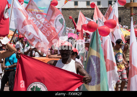 Salvador, Bahia, Brasilien. 17. April 2016. Protest gegen die Absetzung von Brasiliens Präsidentin Dilma Rousseff. Bildnachweis: Andrew Kemp/Alamy Live-Nachrichten Stockfoto