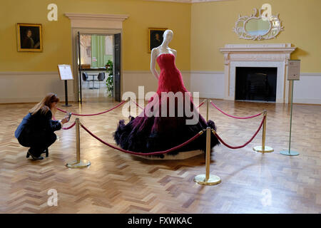 Bath, Großbritannien, 18. April 2016. TOLLE Kleid, das eine Couture-Kleid von Nicholas Oakwell entworfen und machte vor allem für große Kampagne der Regierung, ist im Bild als das Mittelstück des Bades 2016 vom Kurator der Mode Museum Rosmarin Harden im Octagon in den Assembly Rooms in Fashionweek präsentiert. Dieses eine Art Kleid wurde von Hand verziert mit Rubinen und 200 000 Straußenfedern an Stelle von der Royal School Handarbeit genäht. © Lynchpics/Alamy Live-Nachrichten Stockfoto