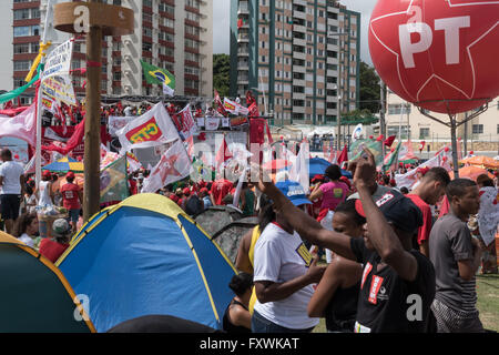 Salvador, Bahia, Brasilien. 17. April 2016. Protest gegen die Absetzung von Brasiliens Präsidentin Dilma Rousseff. Bildnachweis: Andrew Kemp/Alamy Live-Nachrichten Stockfoto