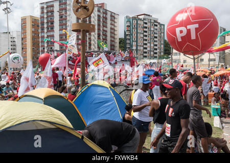 Salvador, Bahia, Brasilien. 17. April 2016. Protest gegen die Absetzung von Brasiliens Präsidentin Dilma Rousseff. Bildnachweis: Andrew Kemp/Alamy Live-Nachrichten Stockfoto