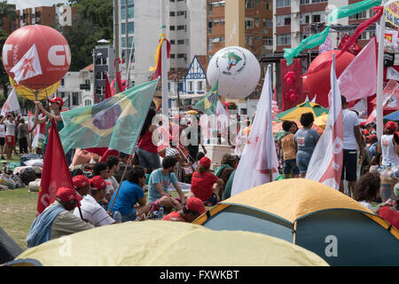 Salvador, Bahia, Brasilien. 17. April 2016. Protest gegen die Absetzung von Brasiliens Präsidentin Dilma Rousseff. Bildnachweis: Andrew Kemp/Alamy Live-Nachrichten Stockfoto