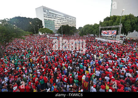 Brasilia, Brasilien. 17. April 2016. Tausende von Anhängern der Präsidentin Dilma Rousseff versammelt, um die Debatte außerhalb der Kammer der Abgeordneten bei der Amtsenthebung Abstimmung 17. April 2016 in Brasilia, Brasilien zu sehen. Bildnachweis: Planetpix/Alamy Live-Nachrichten Stockfoto