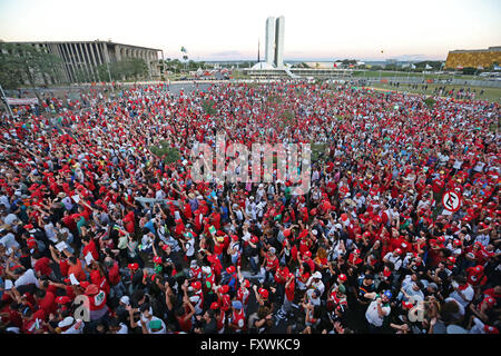 Brasilia, Brasilien. 17. April 2016. Tausende von Anhängern der Präsidentin Dilma Rousseff versammelt, um die Debatte außerhalb der Kammer der Abgeordneten bei der Amtsenthebung Abstimmung 17. April 2016 in Brasilia, Brasilien zu sehen. Bildnachweis: Planetpix/Alamy Live-Nachrichten Stockfoto