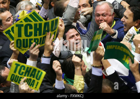 Brasilia, Brasilien. 17. April 2016. Mitglieder der Opposition des Abgeordnetenhauses feiern nach der Abstimmung zu Gunsten der Amtsenthebung von Präsidentin Dilma Rousseff 17. April 2016 in Brasilia, Brasilien. Aufmerksamkeit verlagert sich nun an den Senat die diskutieren Amtsenthebung nächsten Monat beginnen. Bildnachweis: Planetpix/Alamy Live-Nachrichten Stockfoto