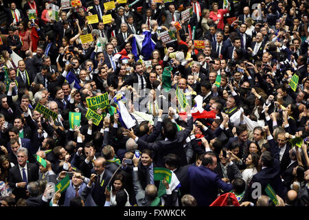 Brasilia, Brasilien. 17. April 2016. Mitglieder der Opposition des Abgeordnetenhauses feiern nach der Abstimmung zu Gunsten der Amtsenthebung von Präsidentin Dilma Rousseff 17. April 2016 in Brasilia, Brasilien. Aufmerksamkeit verlagert sich nun an den Senat die diskutieren Amtsenthebung nächsten Monat beginnen. Bildnachweis: Planetpix/Alamy Live-Nachrichten Stockfoto