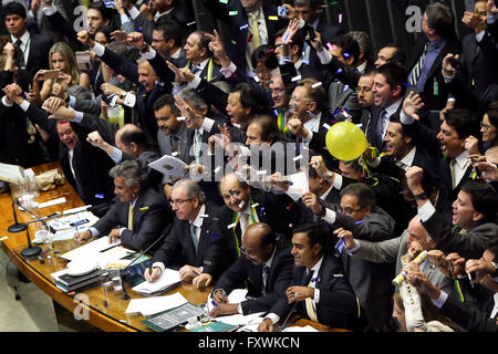 Brasilia, Brasilien. 17. April 2016. Mitglieder der Opposition des Abgeordnetenhauses feiern nach der Abstimmung zu Gunsten der Amtsenthebung von Präsidentin Dilma Rousseff 17. April 2016 in Brasilia, Brasilien. Aufmerksamkeit verlagert sich nun an den Senat die diskutieren Amtsenthebung nächsten Monat beginnen. Bildnachweis: Planetpix/Alamy Live-Nachrichten Stockfoto