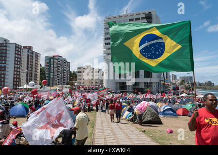 Salvador, Bahia, Brasilien. 17. April 2016. Protest gegen die Absetzung von Brasiliens Präsidentin Dilma Rousseff. Bildnachweis: Andrew Kemp/Alamy Live-Nachrichten Stockfoto