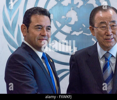 New York, Vereinigte Staaten von Amerika. 18. April 2016. Präsident Morales (links) und Generalsekretär Ban Ki-Moon schütteln sich die Hände während einer Foto-op Vereinten Nationen Generalsekretär Ban Ki-Moon begrüßt guatemaltekischen Präsidenten Jimmy Morels im UN-Hauptquartier. Bildnachweis: Albin Lohr-Jones/Pacific Press/Alamy Live-Nachrichten Stockfoto