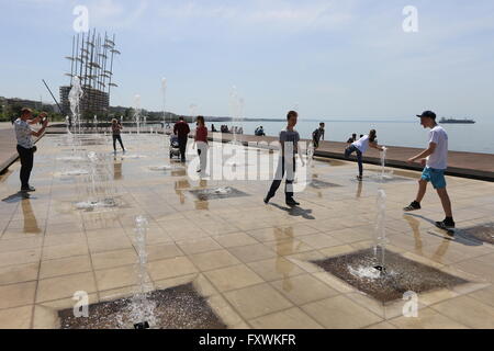 Thessaloniki, Griechenland, 18. April 2016.  Menschen genießen Sie ungewöhnliches warme Wetter um Wasserfontänen in Thessaloniki Seafront, Nordgriechenland.  Griechenland, sonnte sich in Mini Heatwave heute mit Temperaturen nähert sich 30 Grad. Bildnachweis: Orhan Zolak/Alamy Live-Nachrichten Stockfoto