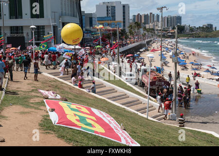 Salvador, Bahia, Brasilien. 17. April 2016. Protest gegen die Absetzung von Brasiliens Präsidentin Dilma Rousseff. Bildnachweis: Andrew Kemp/Alamy Live-Nachrichten Stockfoto