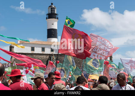 Salvador, Bahia, Brasilien. 17. April 2016. Protest gegen die Absetzung von Brasiliens Präsidentin Dilma Rousseff. Bildnachweis: Andrew Kemp/Alamy Live-Nachrichten Stockfoto
