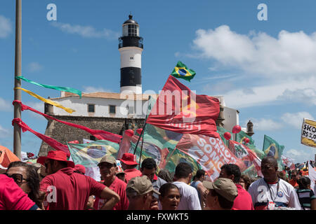Salvador, Bahia, Brasilien. 17. April 2016. Protest gegen die Absetzung von Brasiliens Präsidentin Dilma Rousseff. Bildnachweis: Andrew Kemp/Alamy Live-Nachrichten Stockfoto