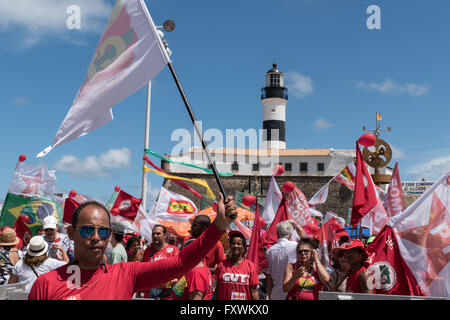 Salvador, Bahia, Brasilien. 17. April 2016. Protest gegen die Absetzung von Brasiliens Präsidentin Dilma Rousseff. Bildnachweis: Andrew Kemp/Alamy Live-Nachrichten Stockfoto