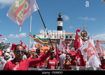 Salvador, Bahia, Brasilien. 17. April 2016. Protest gegen die Absetzung von Brasiliens Präsidentin Dilma Rousseff. Bildnachweis: Andrew Kemp/Alamy Live-Nachrichten Stockfoto