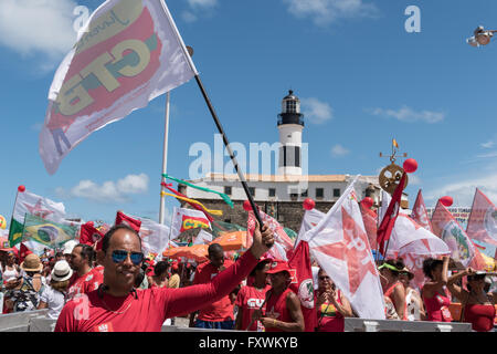 Salvador, Bahia, Brasilien. 17. April 2016. Protest gegen die Absetzung von Brasiliens Präsidentin Dilma Rousseff. Bildnachweis: Andrew Kemp/Alamy Live-Nachrichten Stockfoto