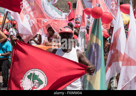 Salvador, Bahia, Brasilien. 17. April 2016. Protest gegen die Absetzung von Brasiliens Präsidentin Dilma Rousseff. Bildnachweis: Andrew Kemp/Alamy Live-Nachrichten Stockfoto