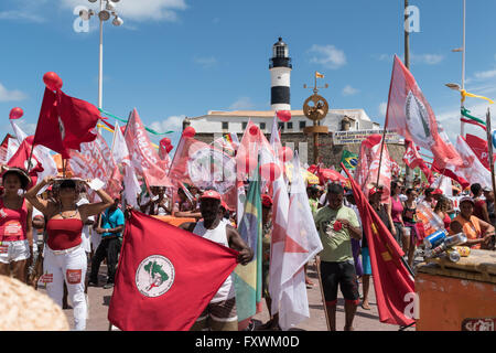 Salvador, Bahia, Brasilien. 17. April 2016. Protest gegen die Absetzung von Brasiliens Präsidentin Dilma Rousseff. Bildnachweis: Andrew Kemp/Alamy Live-Nachrichten Stockfoto