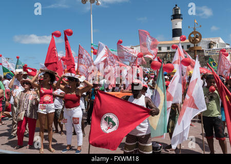 Salvador, Bahia, Brasilien. 17. April 2016. Protest gegen die Absetzung von Brasiliens Präsidentin Dilma Rousseff. Bildnachweis: Andrew Kemp/Alamy Live-Nachrichten Stockfoto