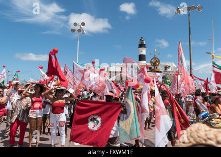 Salvador, Bahia, Brasilien. 17. April 2016. Protest gegen die Absetzung von Brasiliens Präsidentin Dilma Rousseff. Bildnachweis: Andrew Kemp/Alamy Live-Nachrichten Stockfoto