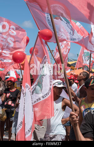 Salvador, Bahia, Brasilien. 17. April 2016. Protest gegen die Absetzung von Brasiliens Präsidentin Dilma Rousseff. Bildnachweis: Andrew Kemp/Alamy Live-Nachrichten Stockfoto