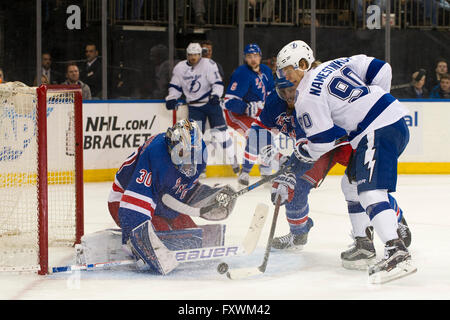 Manhattan, New York, USA. 5. April 2016. New York Rangers Torwart Henrik Lundqvist (30) reagiert auf den Puck als Zentrum der Tampa Bay Lightning Vladislav Namestnikov (90) arbeitet die Front des Netzes während des Spiels zwischen den New York Rangers und den Tampa Bay Lightning im Madison Square Garden in Manhattan, New York. Die New York Rangers besiegen die Tampa Bay Lightning 3: 2. Obligatorische Kredit: Kostas Lymperopoulos/CSM/Alamy Live News Stockfoto