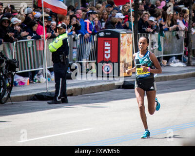 Boston, MA, USA. 18. April 2016. Tirfi Tsegaye Äthiopiens beendet 2. Platz in der Elite-Frauen Feld beim Boston-Marathon 2016. John Kavouris/Alamy Live-Nachrichten Stockfoto