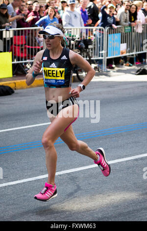 Boston, MA, USA. 18. April 2016. Neely Spence Gracey 9. insgesamt beendet und ist das 1. Amerika auf die Ziellinie in 2016 Boston Marathon Elite Frauen Feld. John Kavouris/Alamy Live-Nachrichten Stockfoto