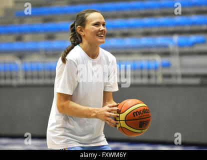 Istanbul, Türkei. 16. April 2016. Anete Steinberga der Maschinenbaufabrik USK Praha besucht eine Trainingseinheit während der Frauen-Basketball European League Final Four in Istanbul, Türkei, 16. April 2016. © David Svab/CTK Foto/Alamy Live-Nachrichten Stockfoto