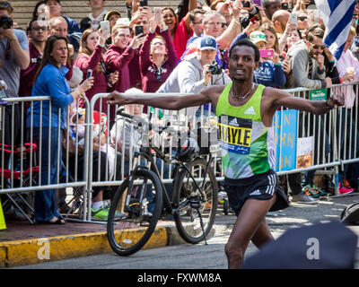 Boston, MA, USA. 18. April 2015. Lemi Berhanu Hayle Äthiopiens gewinnt Herren Elite Division 2016 Boston Marathon, mit einer inoffiziellen Zeit von 02:12:45. John Kavouris/Alamy Live-Nachrichten Stockfoto