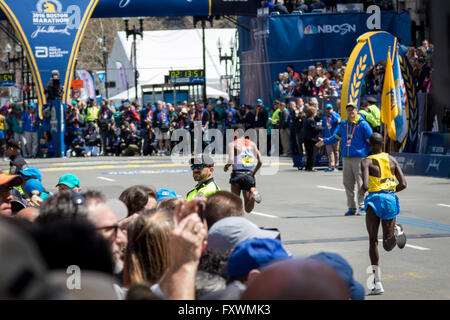 Boston, MA, USA. 18. April 2016. Yemane Adhane Tsegay (Äthiopien) Kanten, Wesley Korir (Kenia) auf den letzten Metern, für 3 Sekunden die Lücke zwischen 3. und 4. Platz. John Kavouris/Alamy Live-Nachrichten Stockfoto