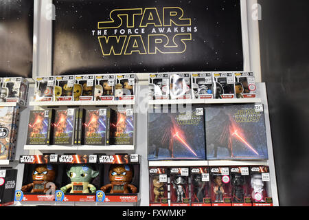 Oxford Street, London, UK. 18. April 2016. Star Wars, Force weckt: DVDs in den Verkauf gehen lassen heute. Bildnachweis: Matthew Chattle/Alamy Live-Nachrichten Stockfoto