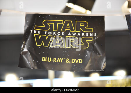 Oxford Street, London, UK. 18. April 2016. Star Wars, Force weckt: DVDs in den Verkauf gehen lassen heute. Bildnachweis: Matthew Chattle/Alamy Live-Nachrichten Stockfoto