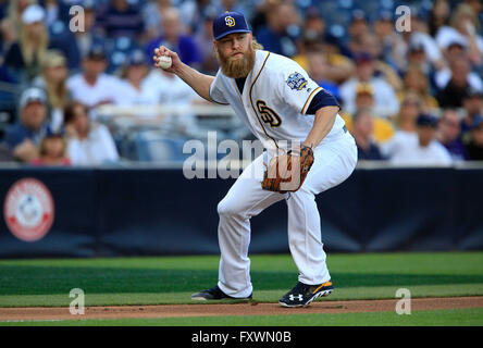 Ca, Usa. 16. April 2016. SAN DIEGO, CA-APRIL 16, 2016: |. Padres Krug Andrew Cashner wirft auf die erste Base gegen die Diamondbacks. © Misael Virgen/U-T San Diego/ZUMA Draht/Alamy Live-Nachrichten Stockfoto